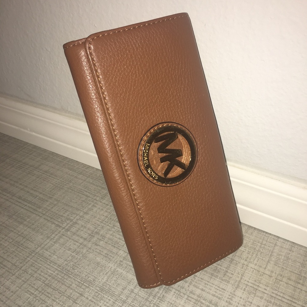 EUC - Nearly new leather MK wallet! 💰 💵 💰